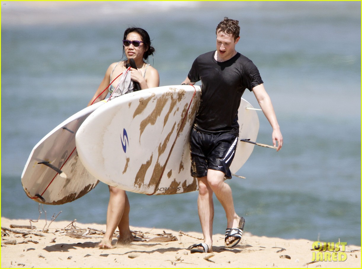 mark zuckerberg priscilla chan surfing in hawaii 01