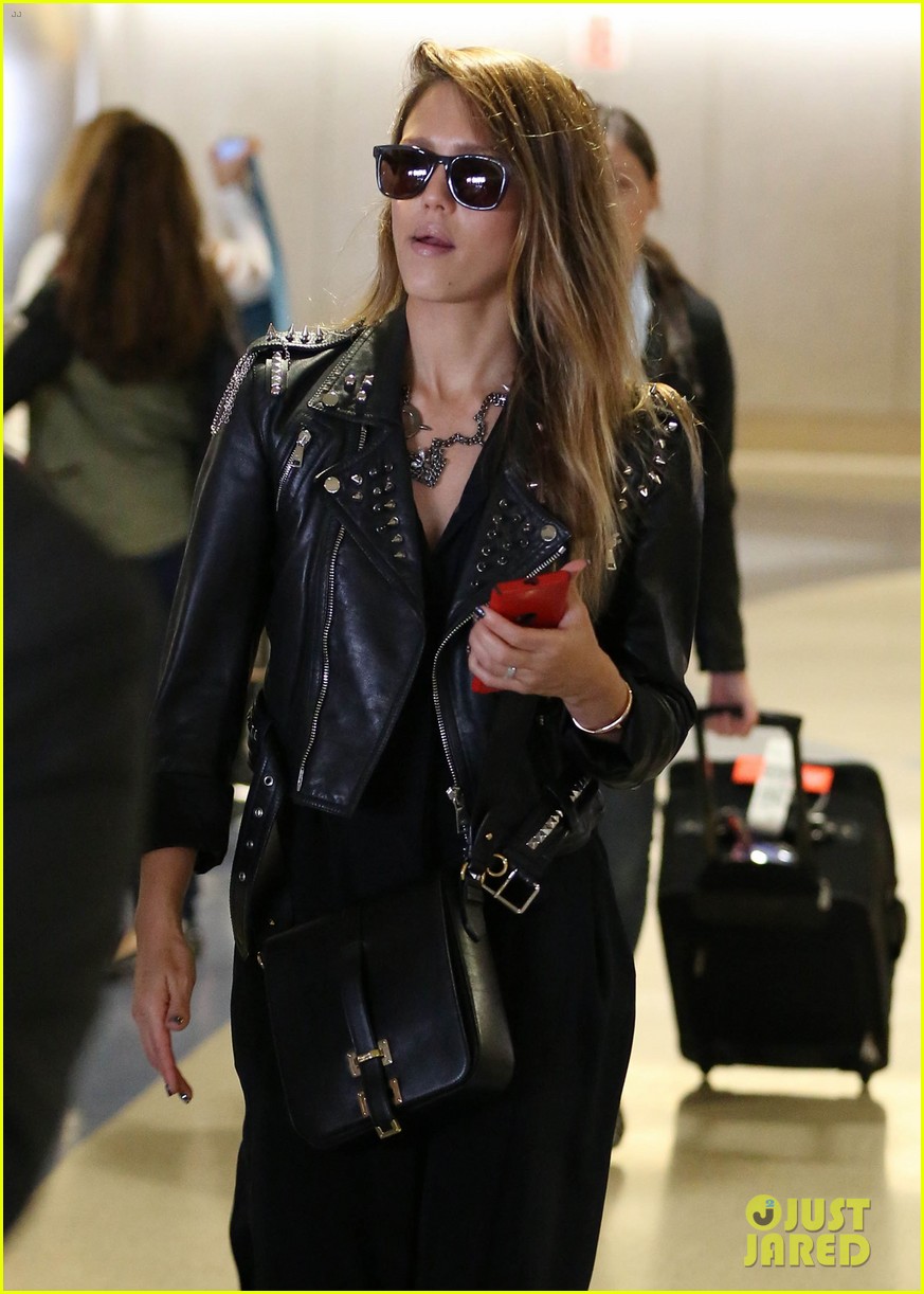 jessica alba flies home to kids after texas book signing 06