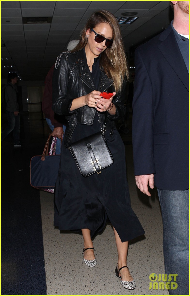 jessica alba flies home to kids after texas book signing 122868111