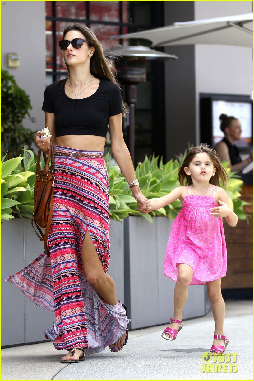 alessandra ambrosio shops at the brentwood country mart 062873858