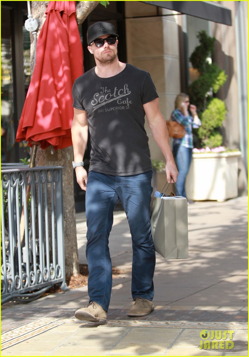 stephen amell shops the grove colin donnel gets surgery 012861988