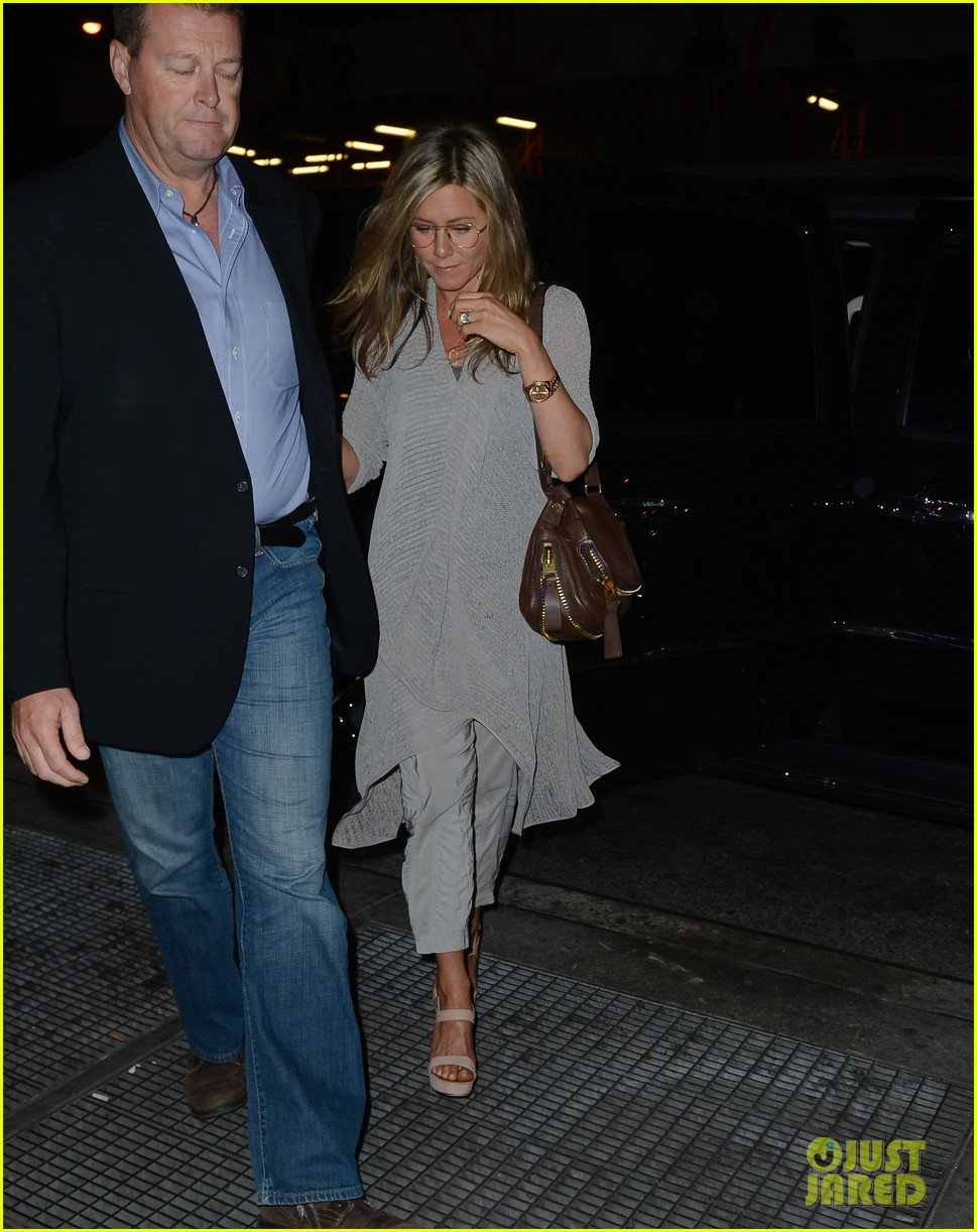 jennifer aniston attends bette midler play ill eat you last 012868081