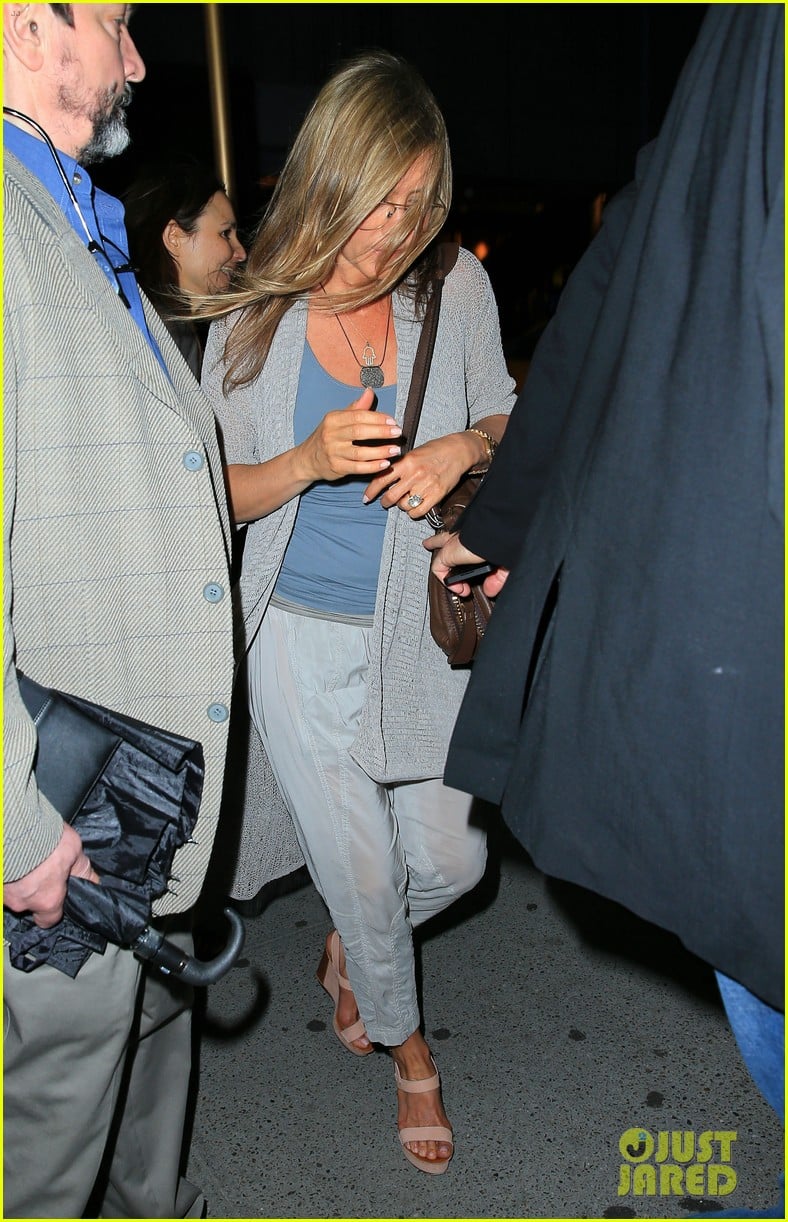 jennifer aniston attends bette midler play ill eat you last 052868085