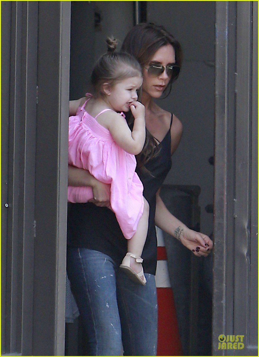 victoria david beckham separate shopping trips with the kids 08