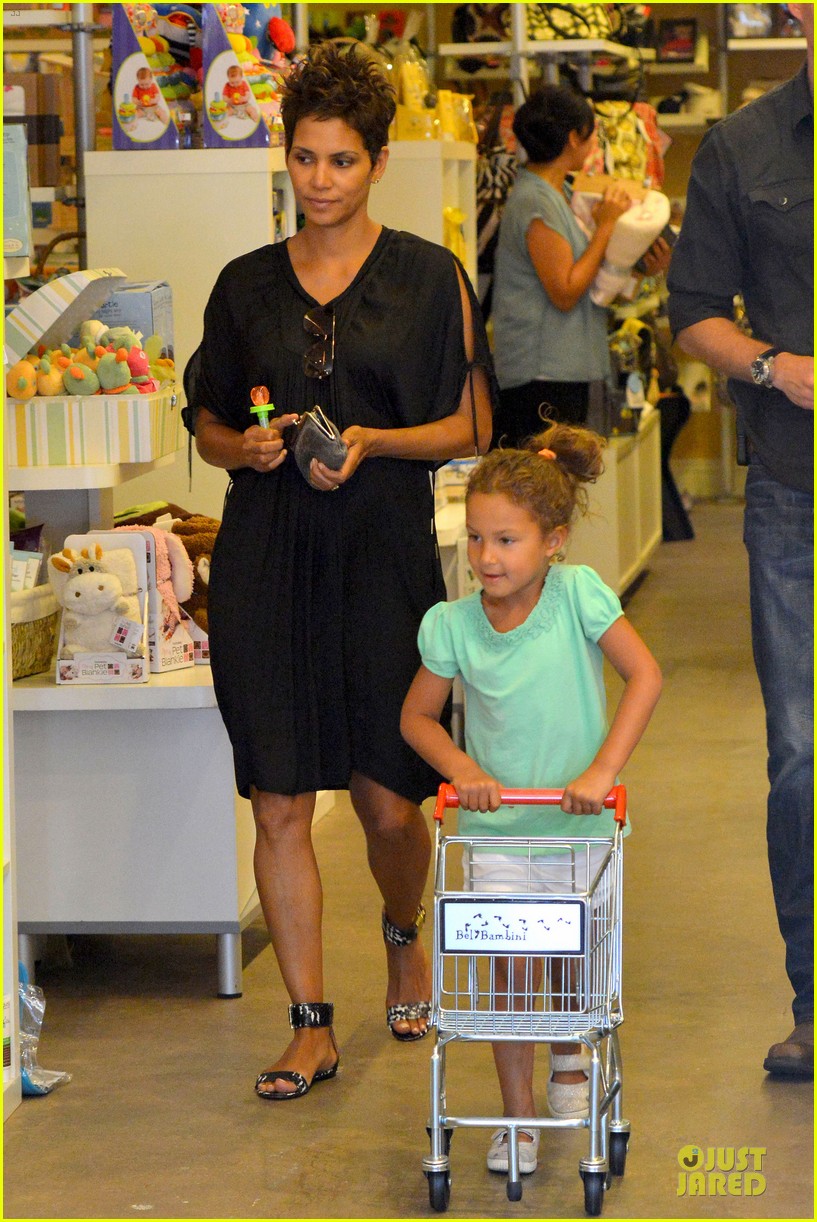 halle berry bel bambini shopping with nahla 19