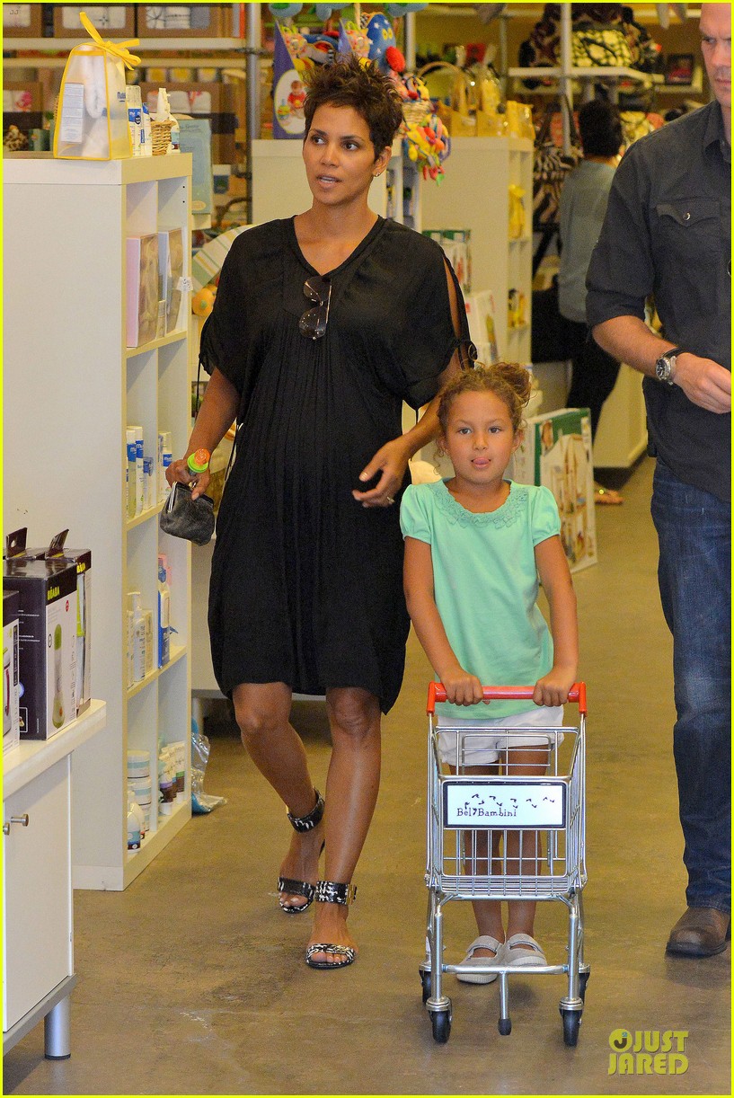 halle berry bel bambini shopping with nahla 20