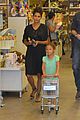 halle berry bel bambini shopping with nahla 01