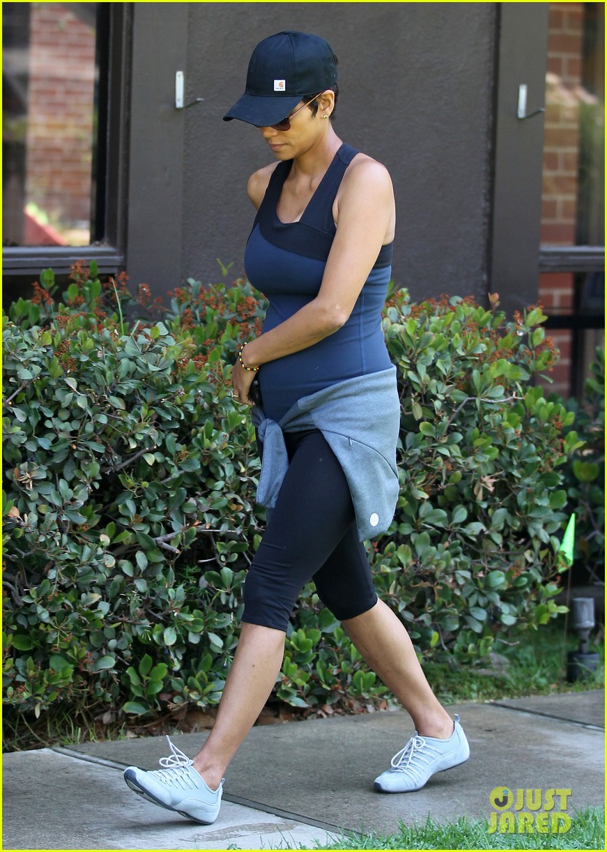 halle berry pregnant baby bump in workout clothes 122868131