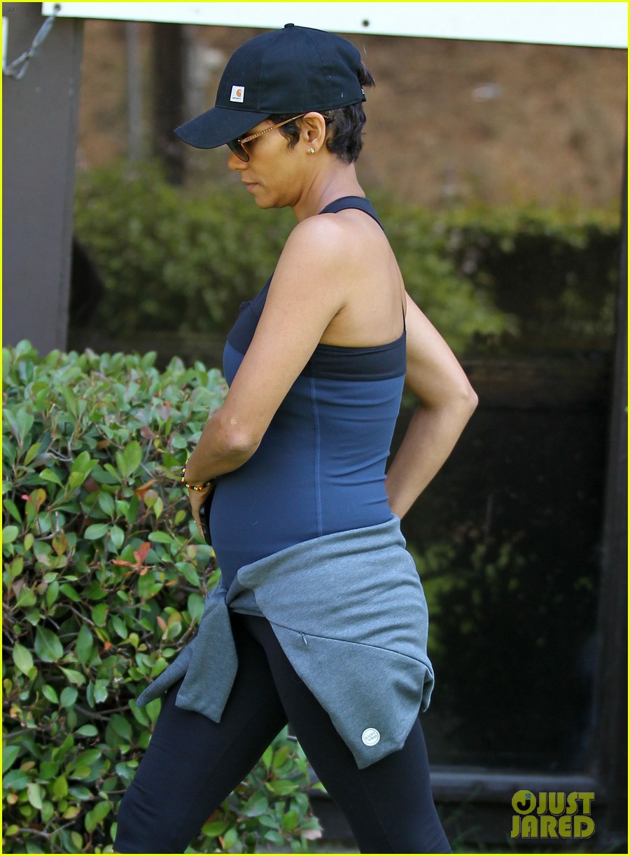 halle berry pregnant baby bump in workout clothes 162868135