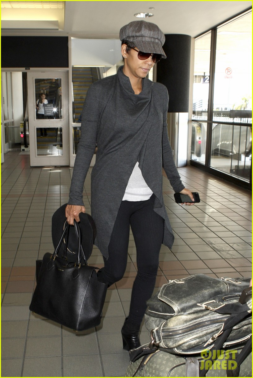 halle berry baby bump cover up at lax 012862532