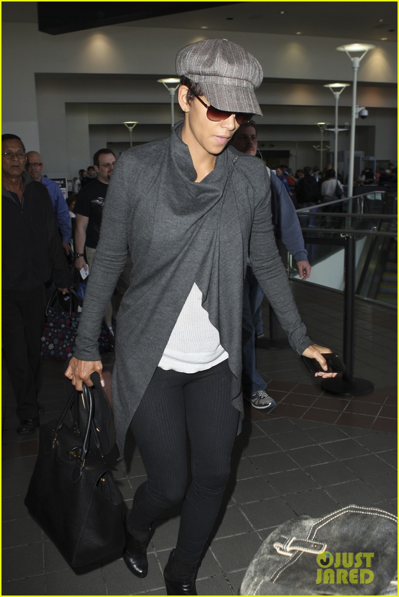 halle berry baby bump cover up at lax 022862533