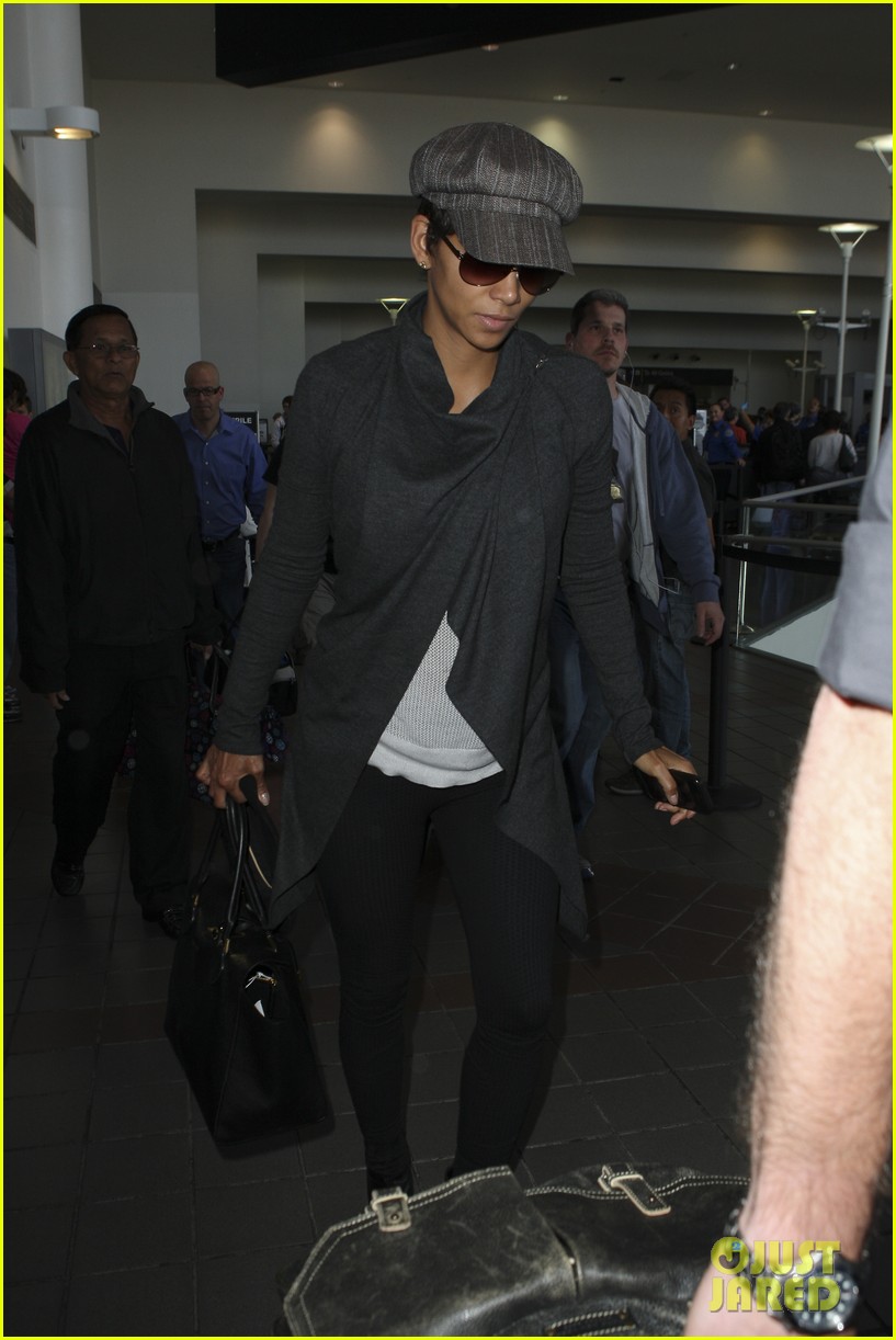 halle berry baby bump cover up at lax 102862541