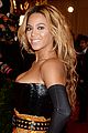 beyonce met ball 2013 red carpet with solange knowles 04