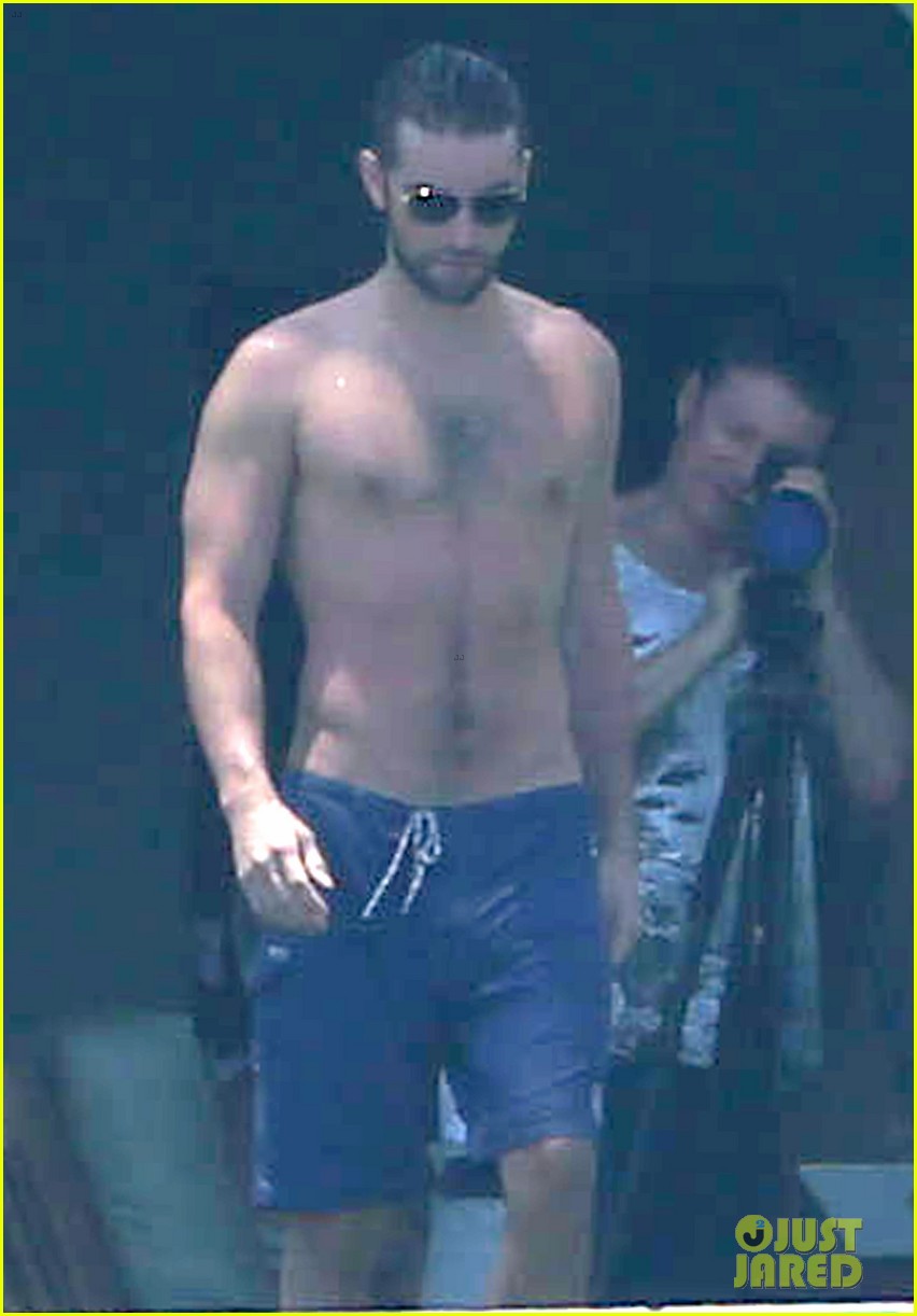 chace crawford shirtless cabo vacation with rachelle goulding 01