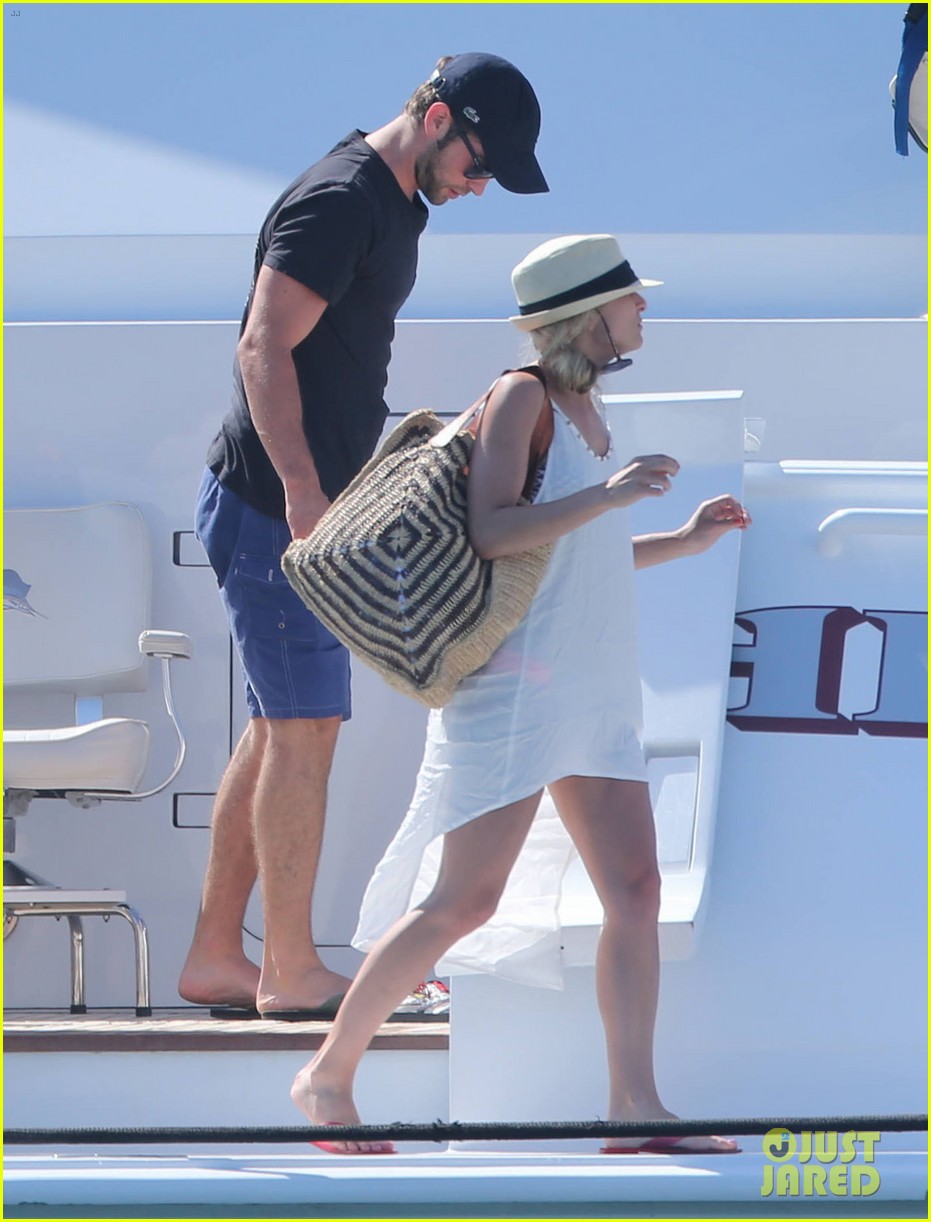 chace crawford shirtless cabo vacation with rachelle goulding 112878789