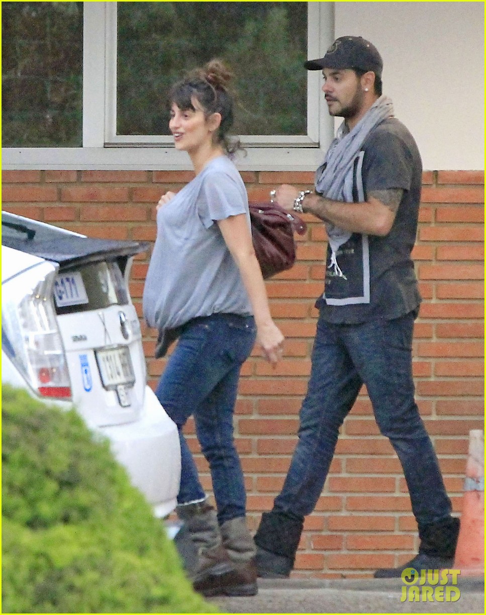 penelope cruz shows large baby bump with family 082871114