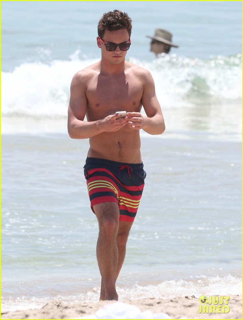 tom daley shirtless beach vacation 05