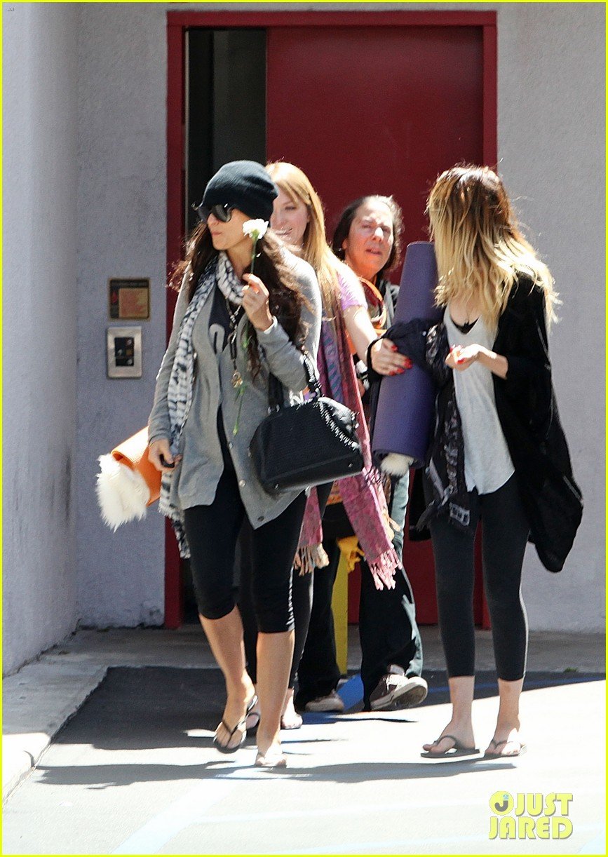 demi lovato carries a white rose out of yoga class 07