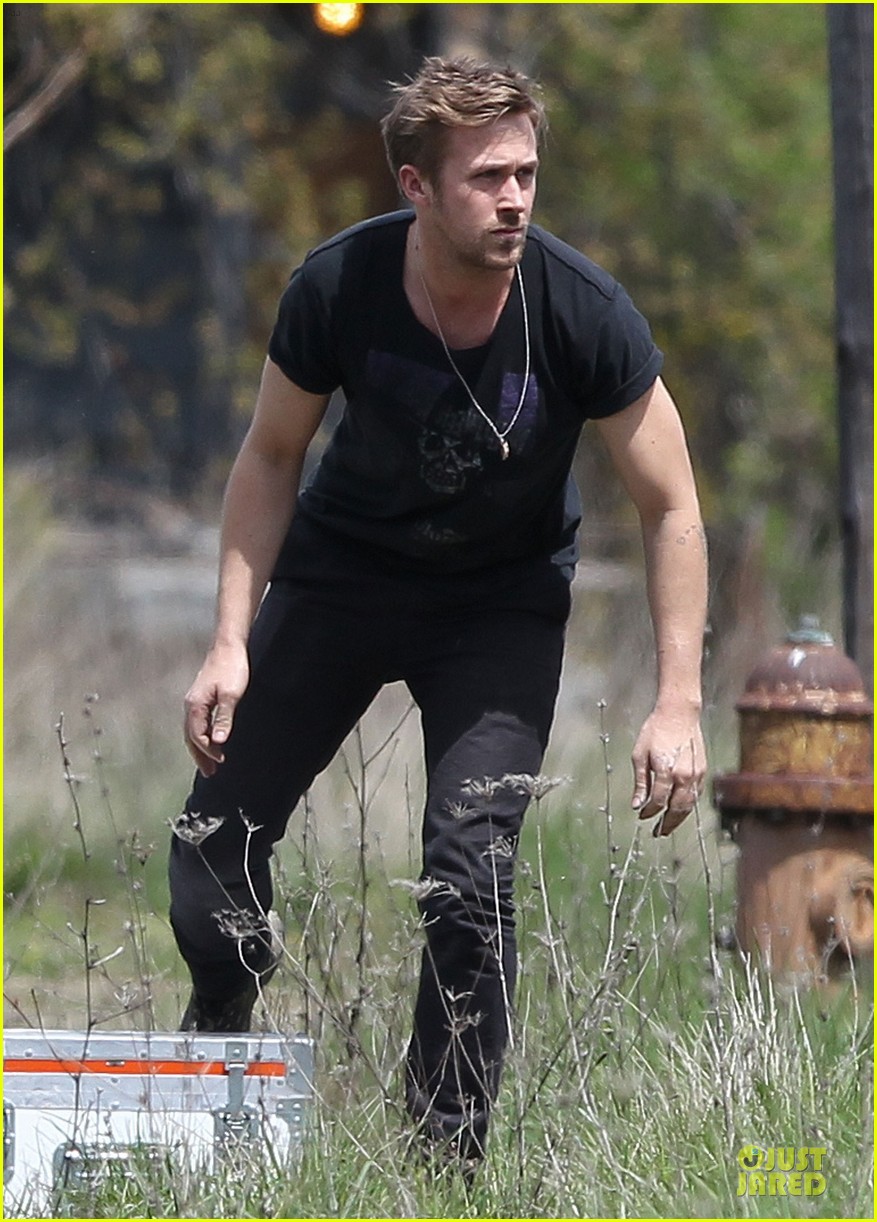 ryan gosling bulging biceps on how to catch a monster set 09
