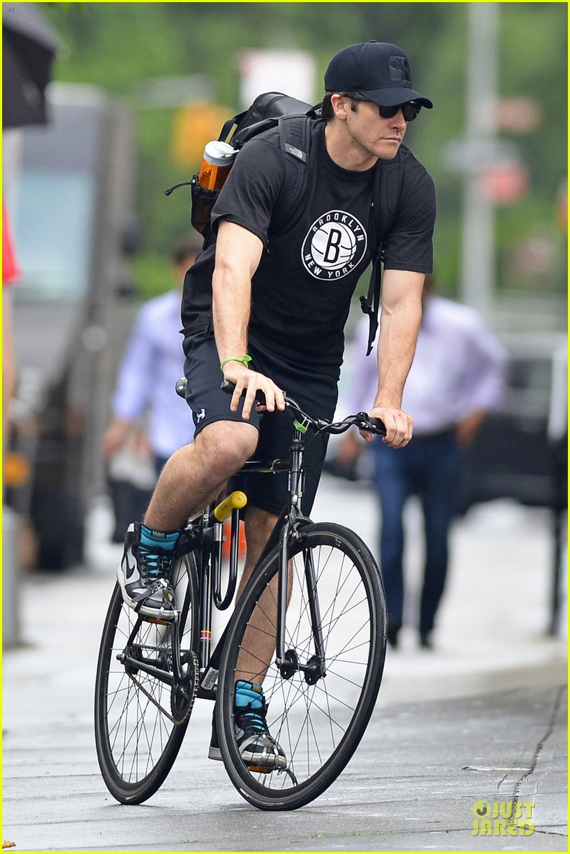 jake gyllenhaal bike rides with the brooklyn nets 01