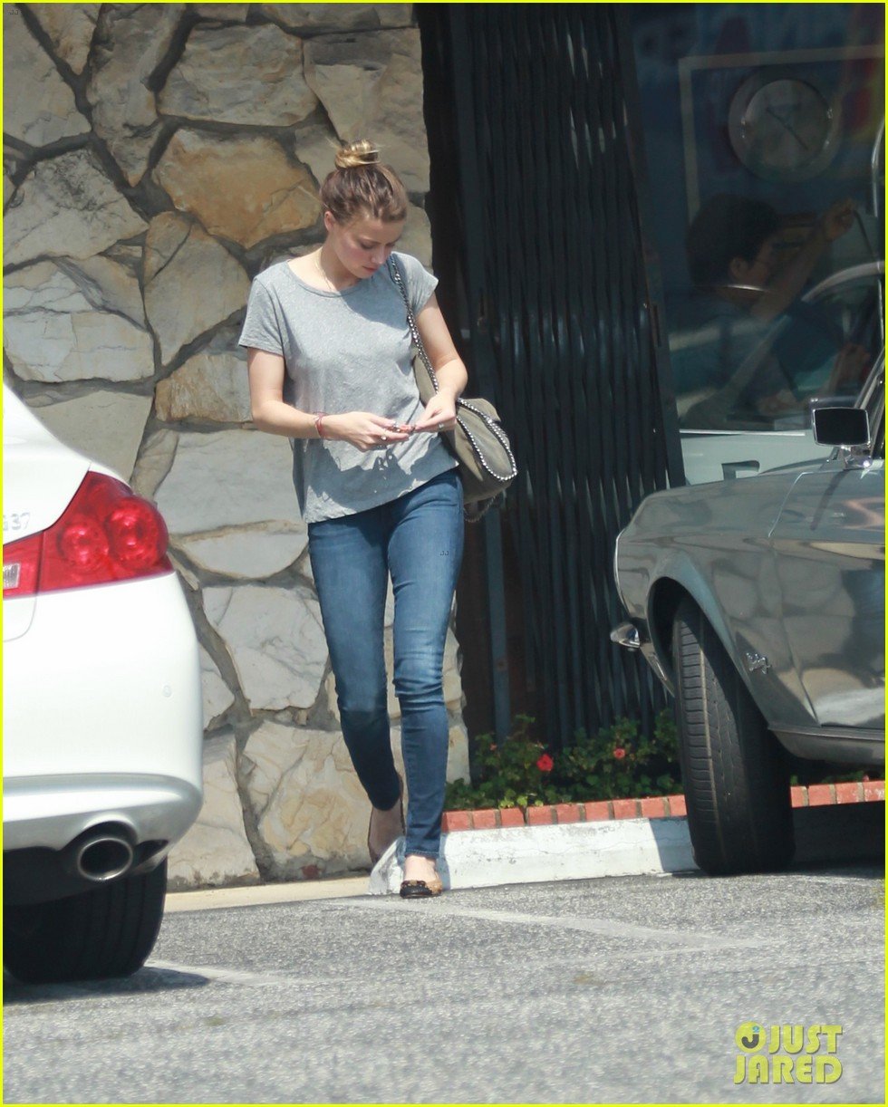 amber heard stops at cleaners after met ball trip 022867710