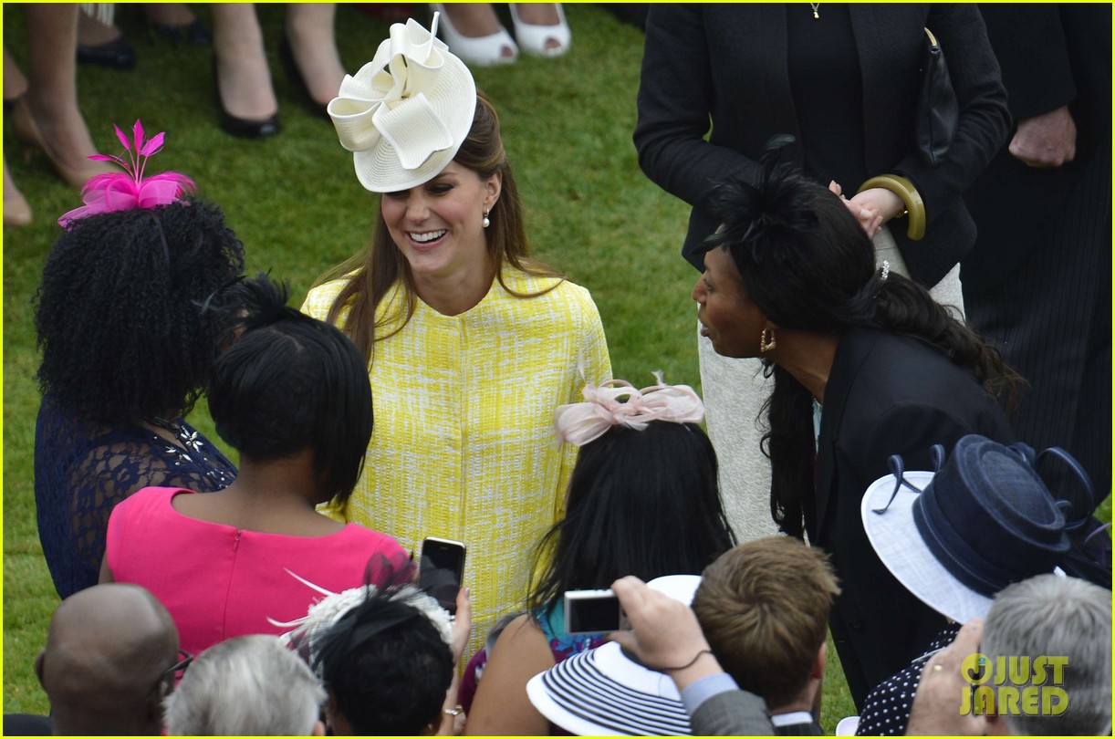 kate middleton shows off baby bump at garden party 03