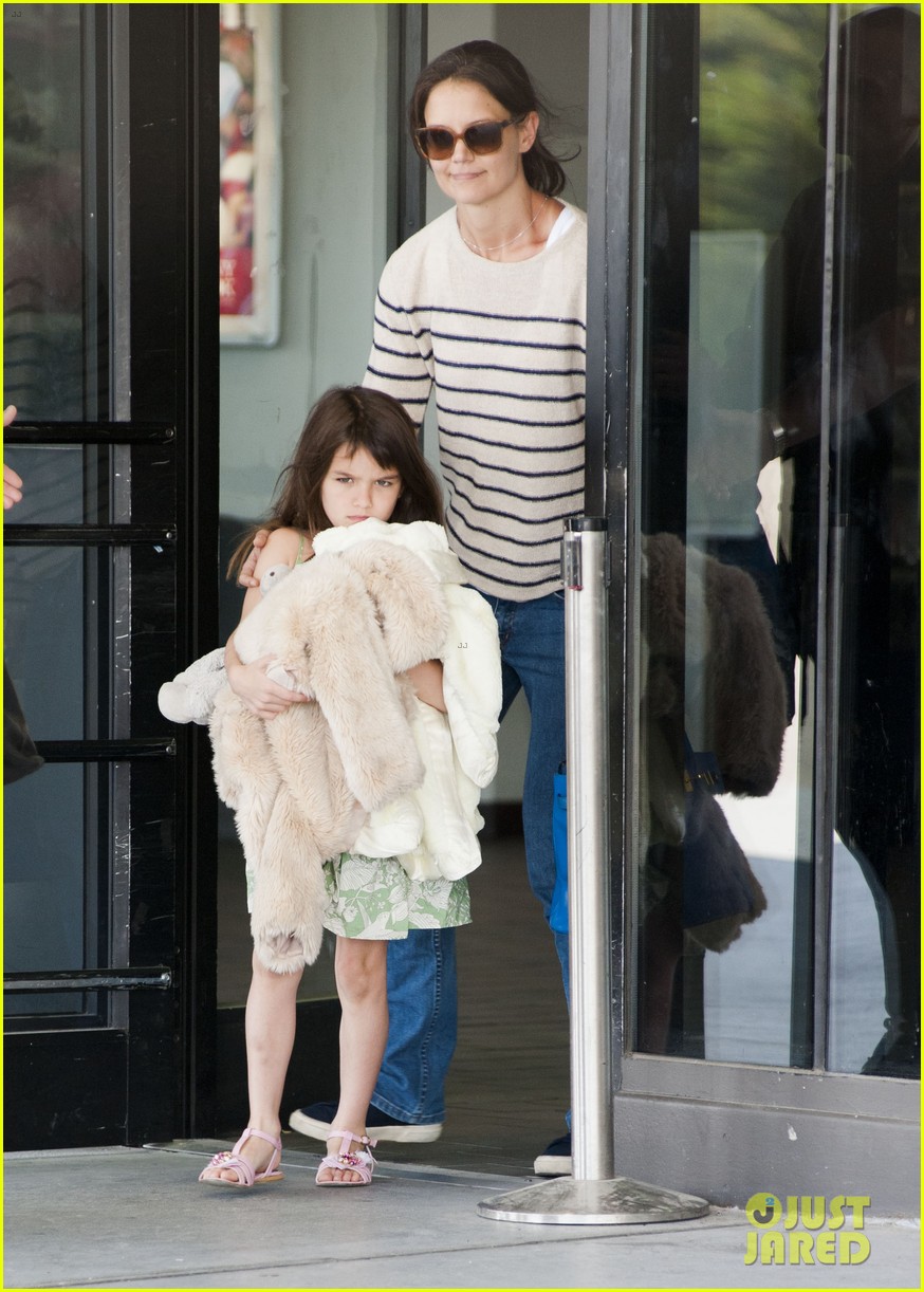 katie holmes and suri return from florida 01