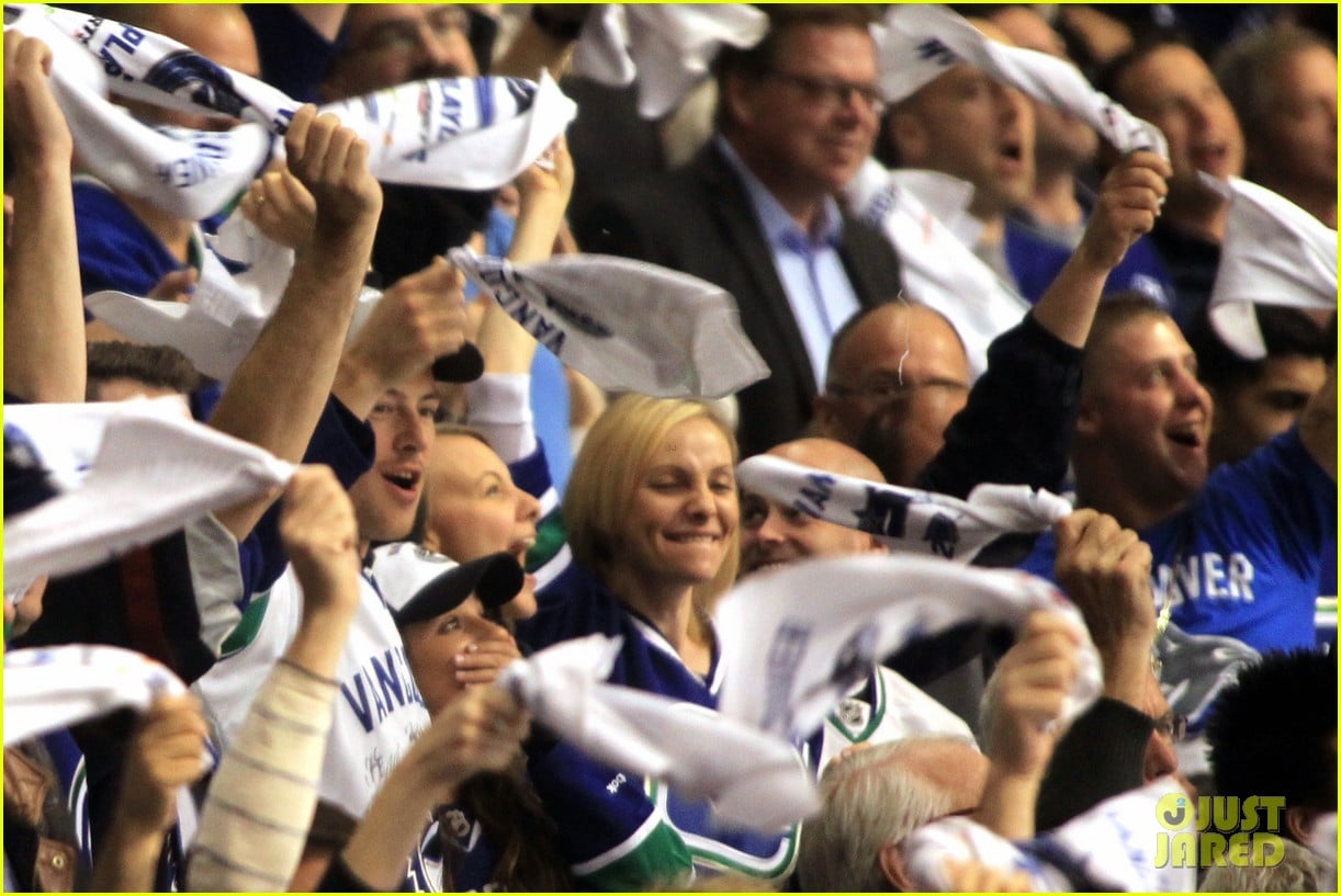 lea michele cory monteith cheer on the canucks 042862404