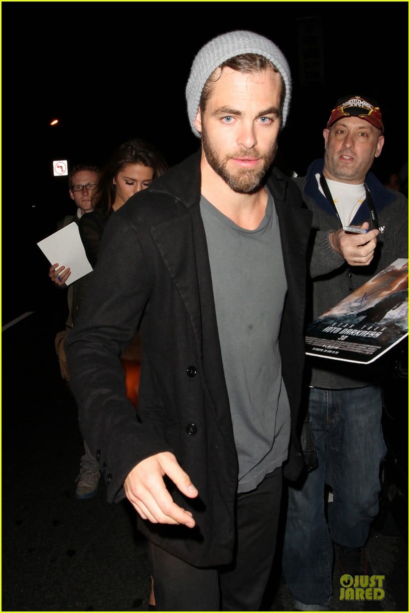chris pine hold hands with mystery gal at bootsy bellows 082877870