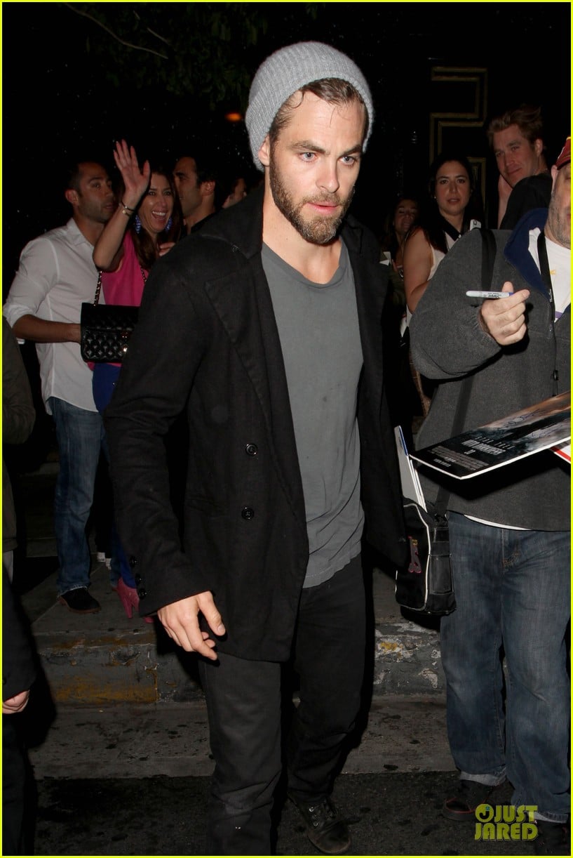 chris pine hold hands with mystery gal at bootsy bellows 11