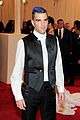 zachary quinto blue hair on met ball 2013 red carpet 02