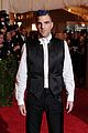 zachary quinto blue hair on met ball 2013 red carpet 04
