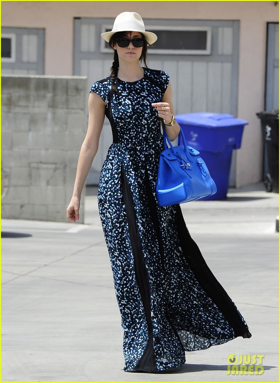 emmy rossum shows off curly hair after salon appointment 012876705