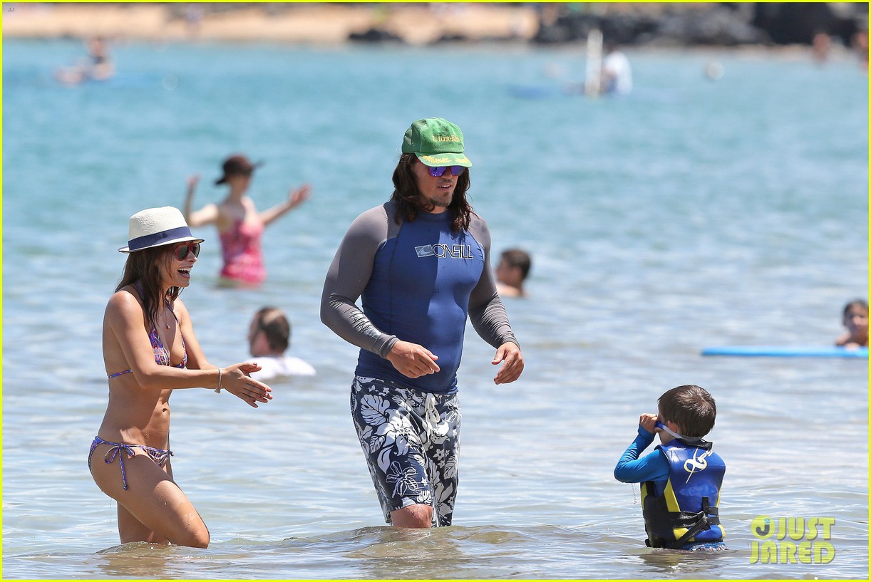 sarah shahi bikini family vacation with shirtless steve howey 21