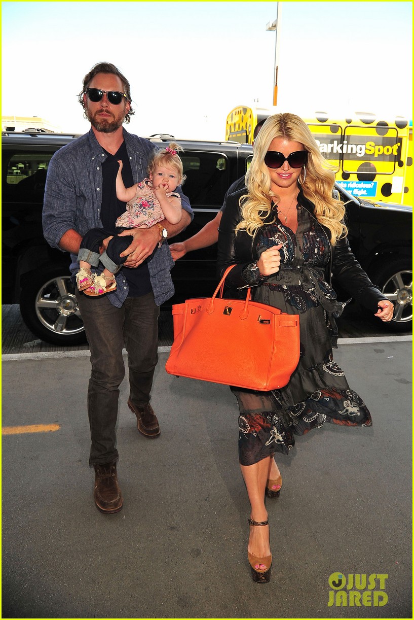 Jessica Simpson & Eric Johnson Family Flight with Maxwell! Photo