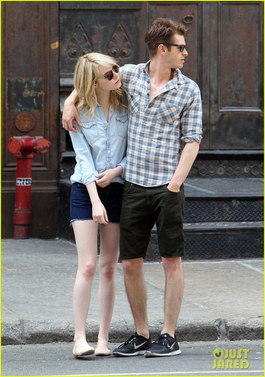 emma stone andrew garfield cuddle up in nyc 072881525