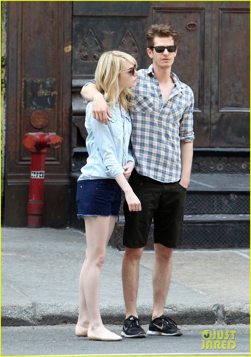 emma stone andrew garfield cuddle up in nyc 08