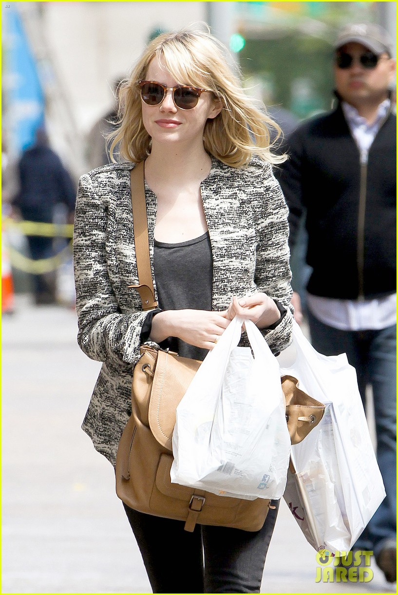 emma stone grocery gal in the big apple 04