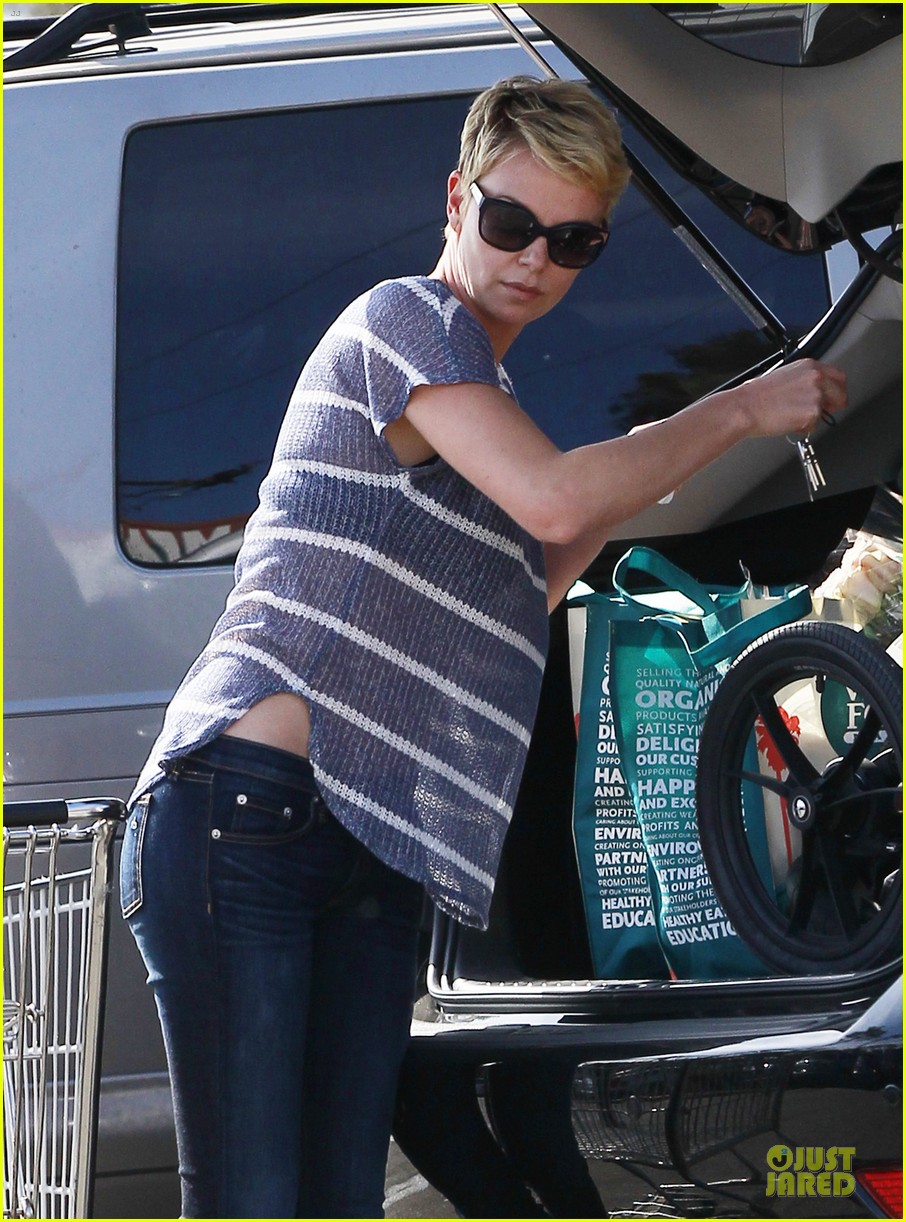 charlize theron flowers shopping at whole foods 02