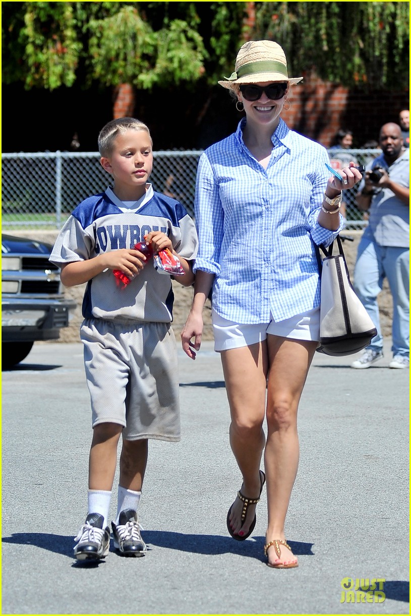 Reese Witherspoon & Jim Toth Deacon's May Soccer Game! Photo 2868446(01)