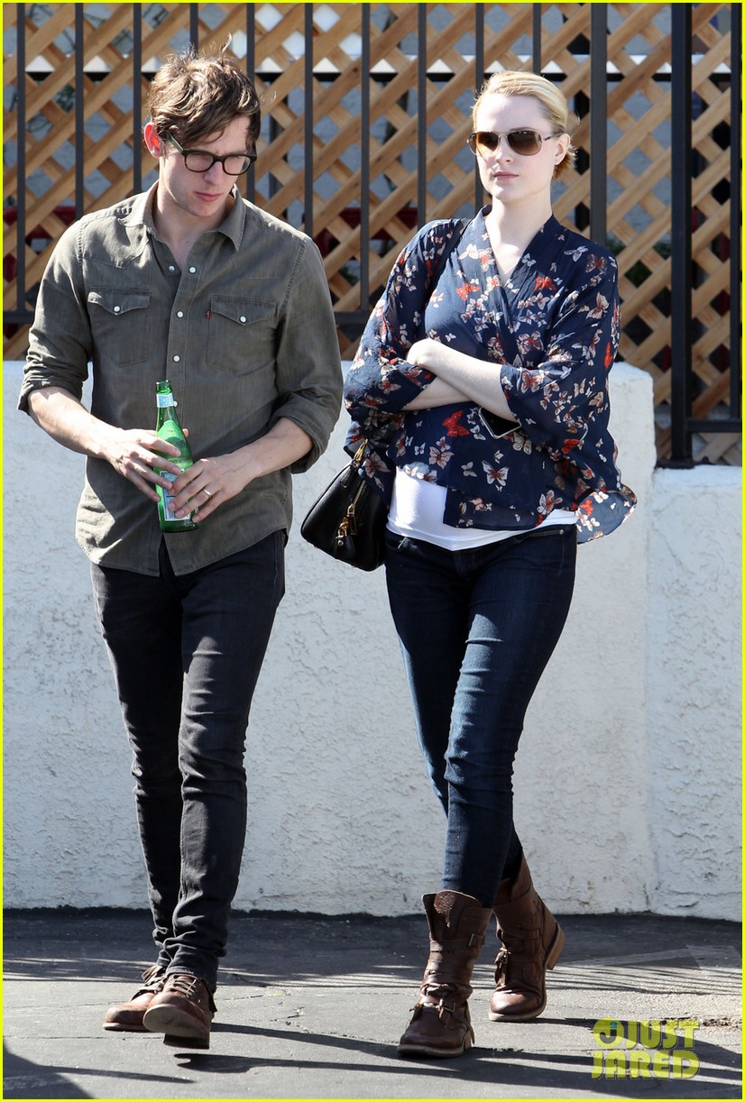 Evan Rachel Wood Covers her Baby Bump with a Giant Pillow! Photo