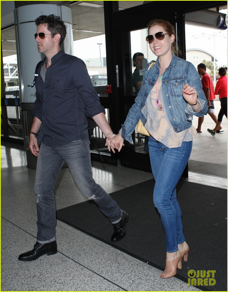 amy adams darren le gallo jet to nyc after beach trip 16