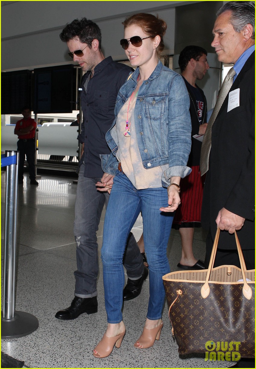Amy Adams & Darren Le Gallo Jet to NYC After Beach Trip Photo 2888323
