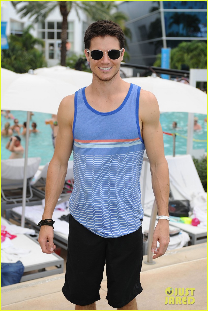 robbie amell shirtless jason derulo iheartradio pool party 042900829