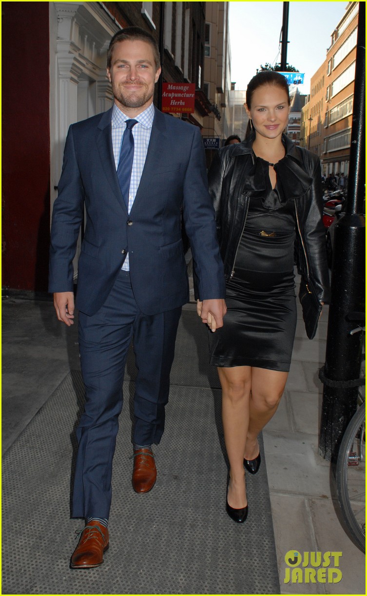 stephen amell cassandra jean expecting first child exclusive 112885590