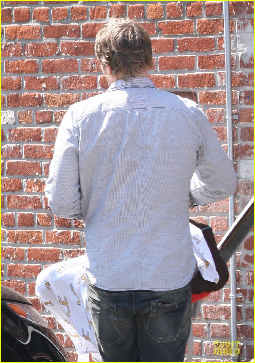 kristen bell dax shepard first fathers day sushi outing 072893028