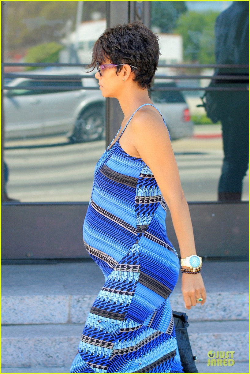 halle berry growing baby bump at hd buttercup 022900102