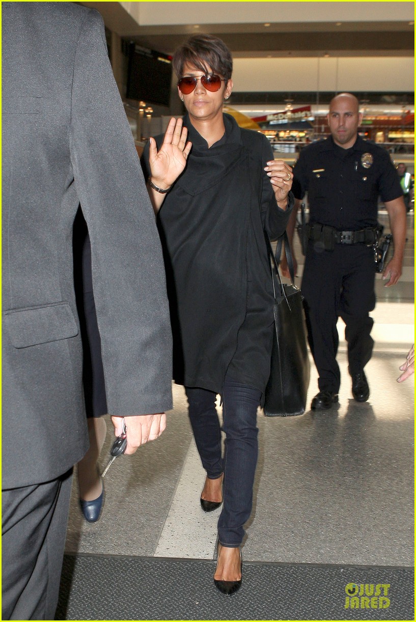 halle berry lax arrival after champs elysees film festival 10