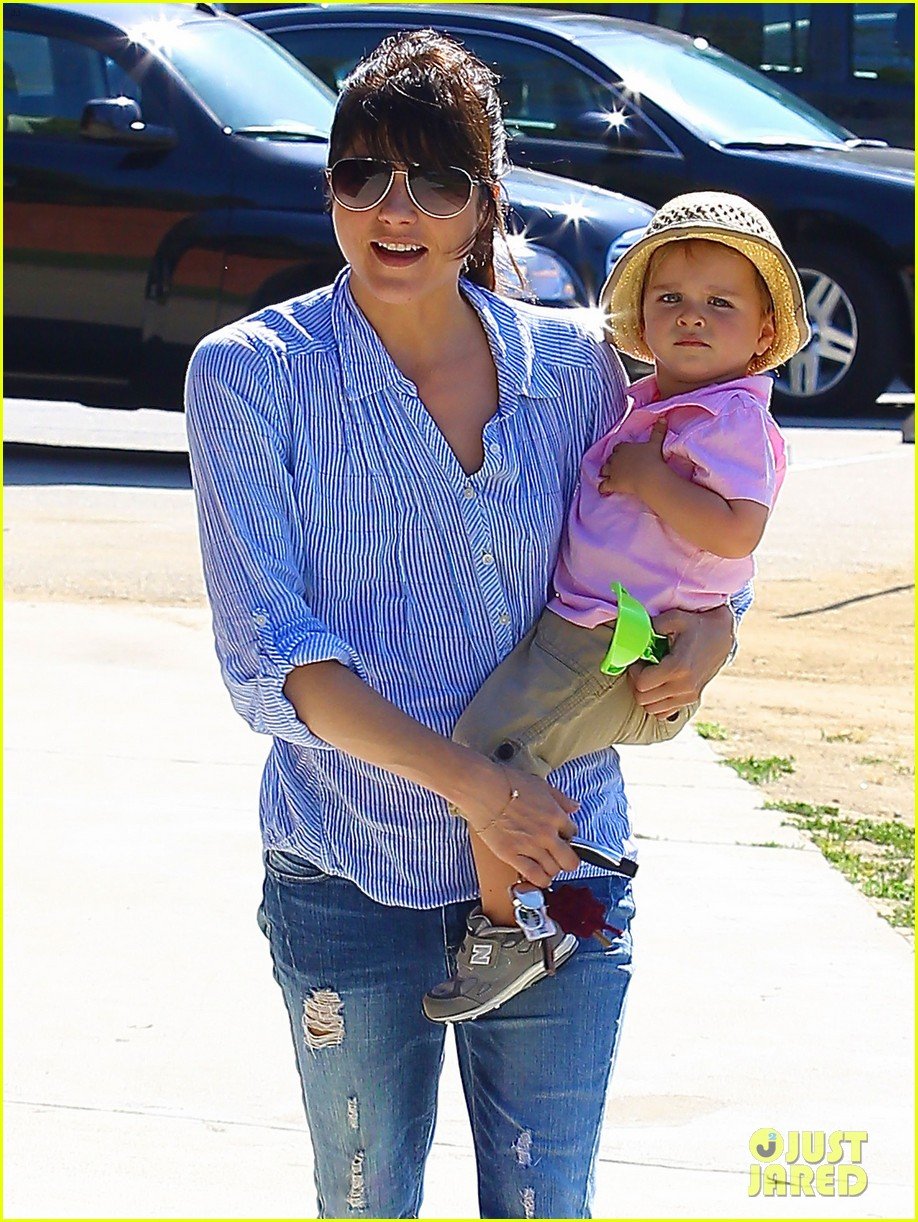 selma blair steps out after anger management firing rumors 082893250