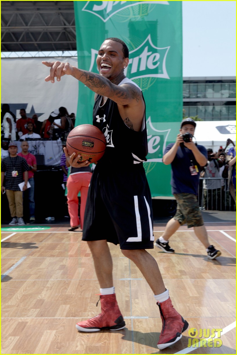 chris brown plays basketball at the bet experience fan fest 182900943